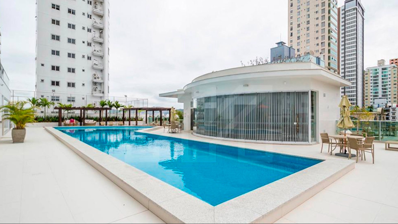 Splendia Tower - Splendia Tower - piscina e deck