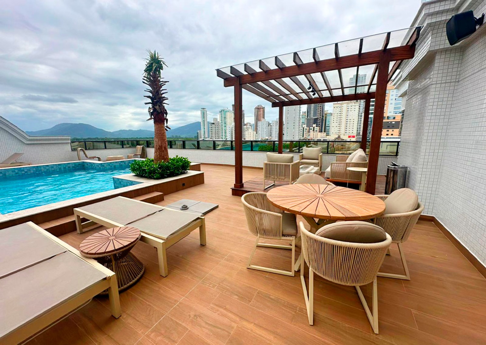 Paramount Tower - Paramount Tower - terraco com piscina