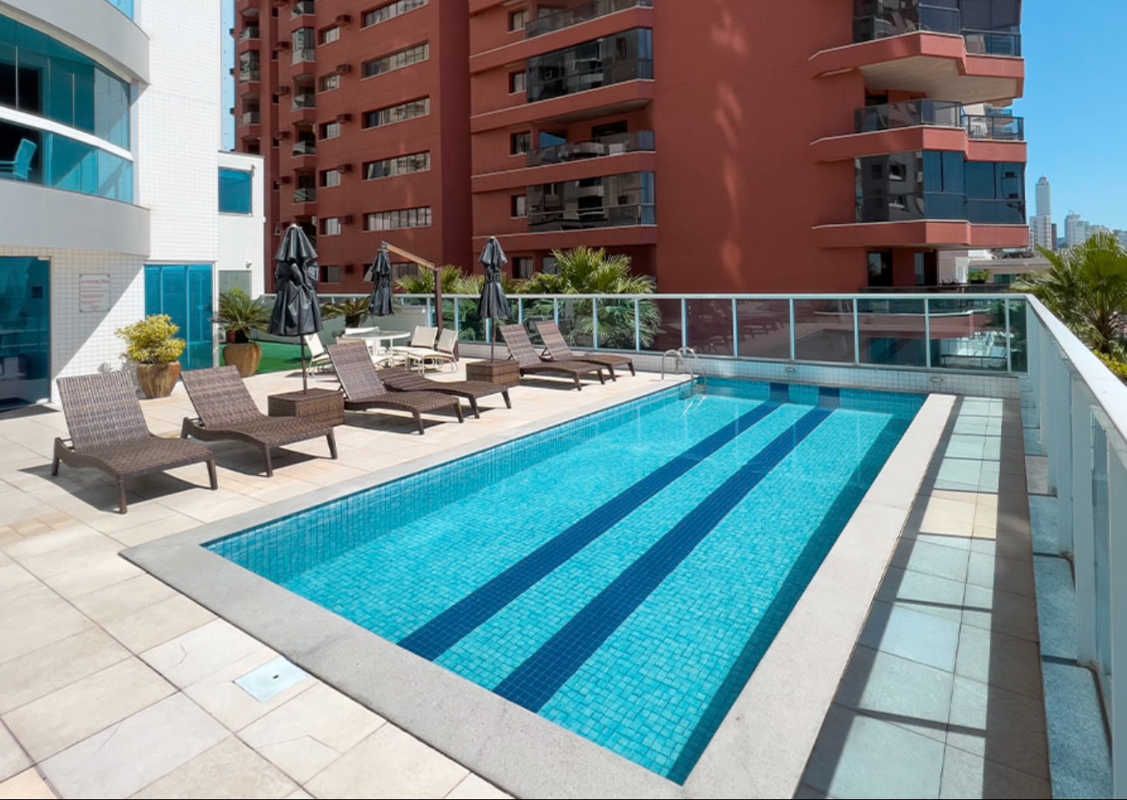 Number One - Number One - piscina frente mar